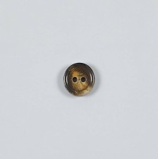 Пуговица на 2 прокола из натурального рога, блестящая. Цвет коричневый в наличии
