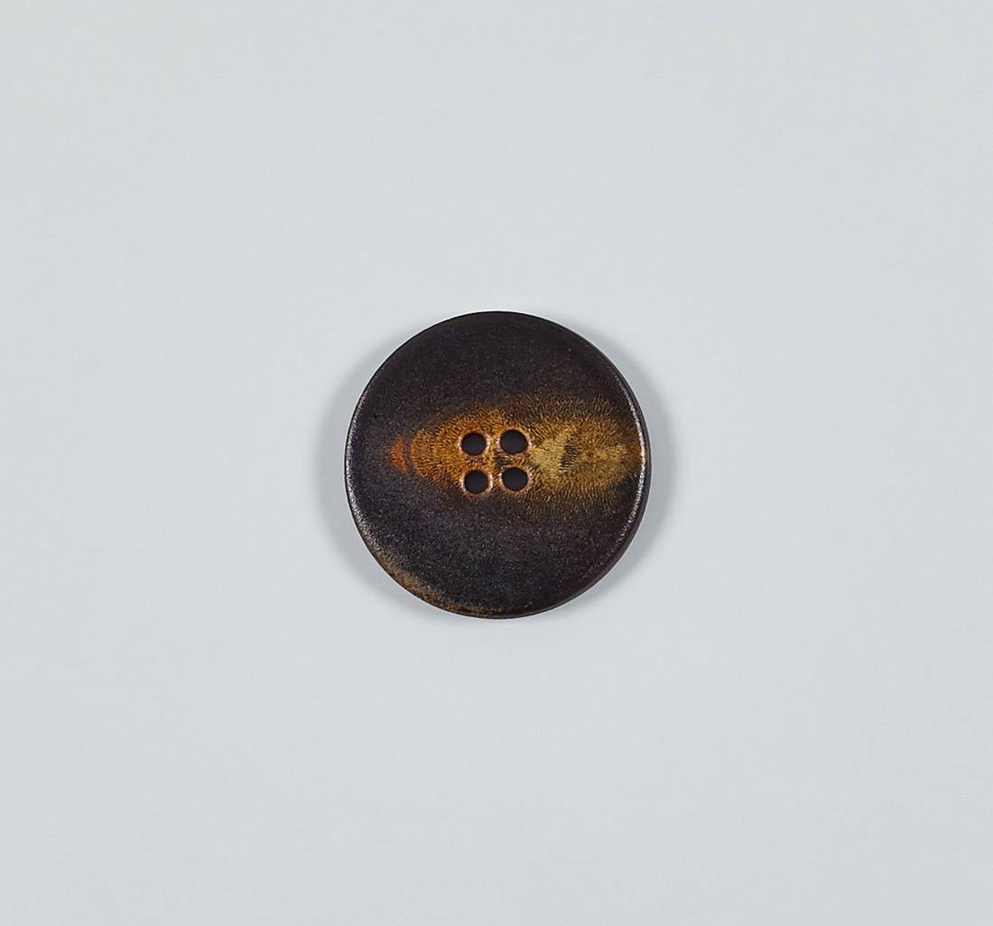 Пуговица на 4 прокола из натурального рога, глянцевая. Цвет коричневый в наличии