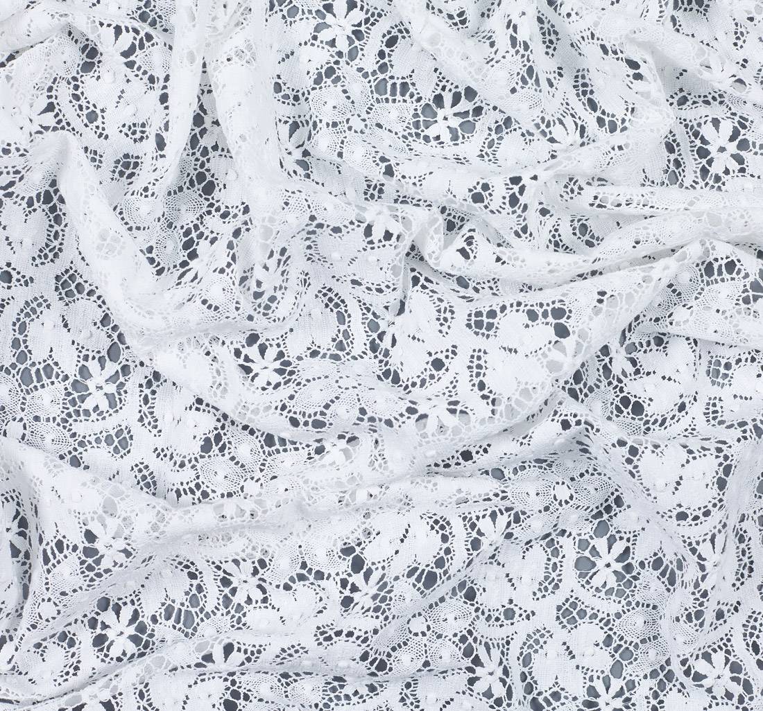 Кружево из хлопка. Растительный узор (стилизованные цветы, ветви, листья). Имитация коклюшечных кружев. Цвет белый в наличии