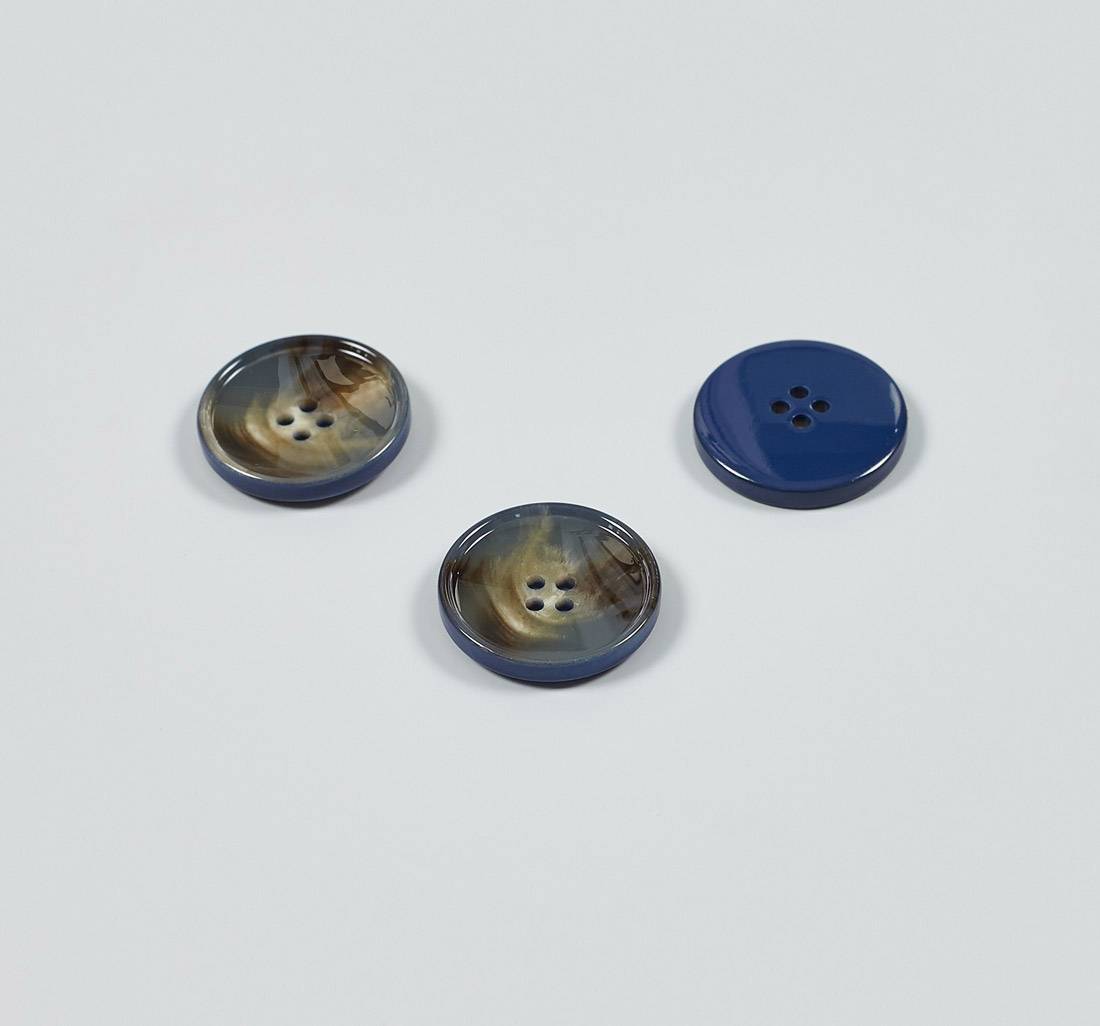Пуговица пластмассовая на 4 прокола, блестящая. Имитация натурального рога. Цвет серо-синий в наличии