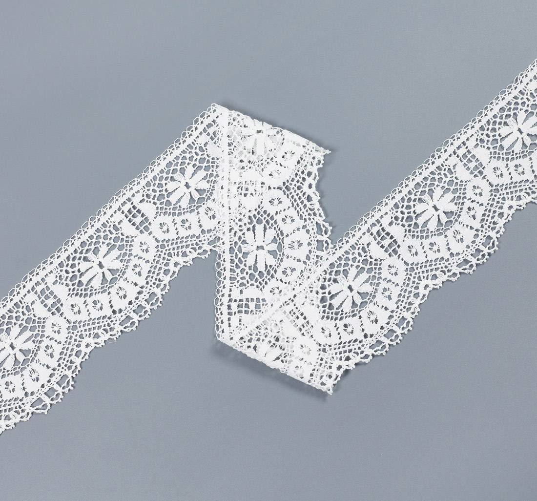 Тесьма кружевная из хлопка. Стилизованные цветы-звездочки. Фестоны по краю. Цвет белый в наличии