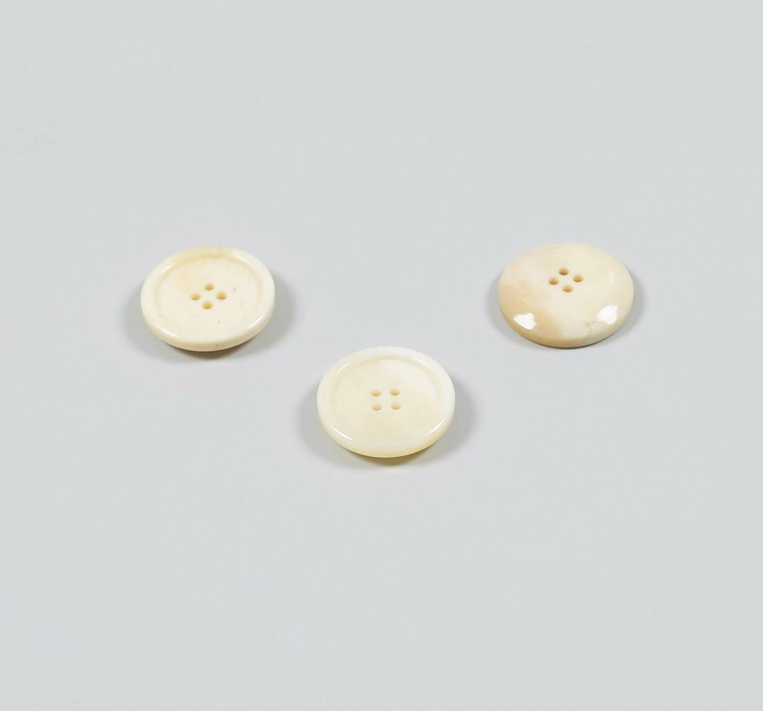Пуговица на 4 прокола, костяная, блестящая. Цвет "слоновая кость" в наличии