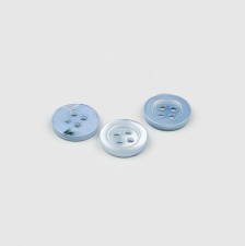 Пуговица перламутровая голубого цвета в наличии