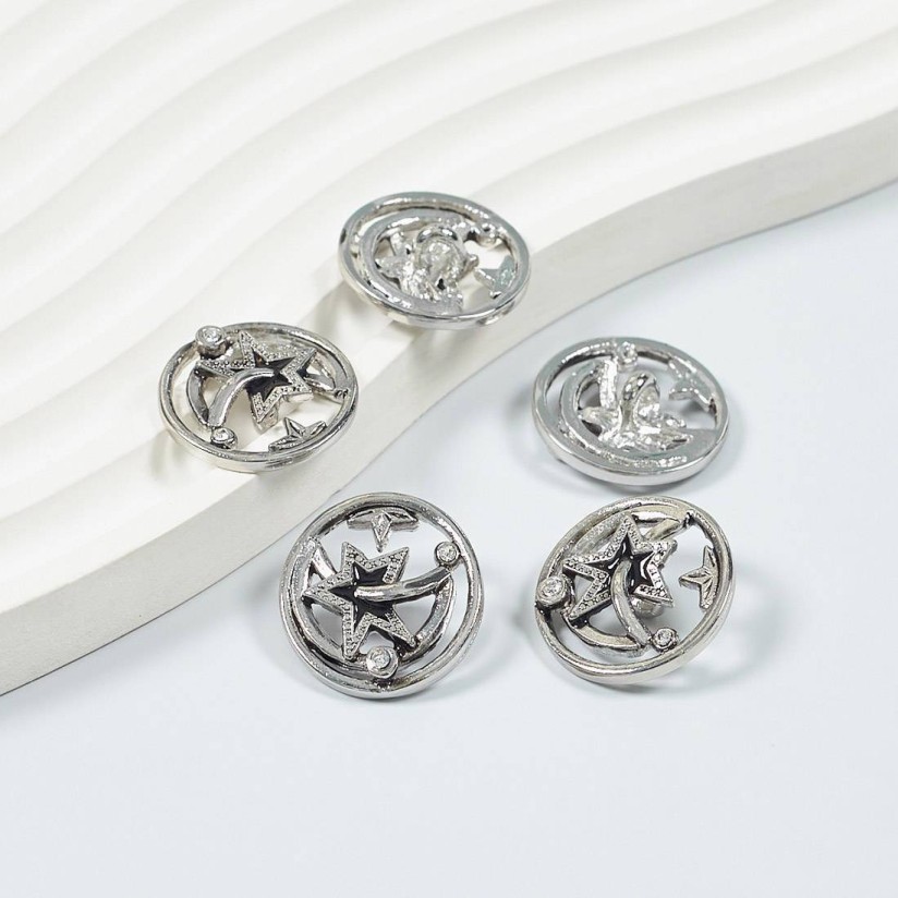 Пуговица металлическая круглая ажурная со стразами Swarovski серебристого оттенка в наличии