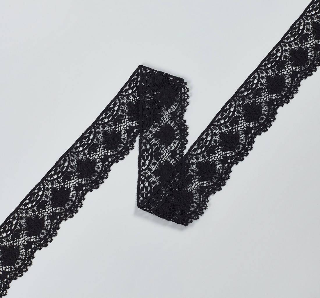 Черная тесьма кружевная из хлопка. Веерный орнамент, стилизованные листья. Фестоны и петельки «пико» по одному краю в наличии