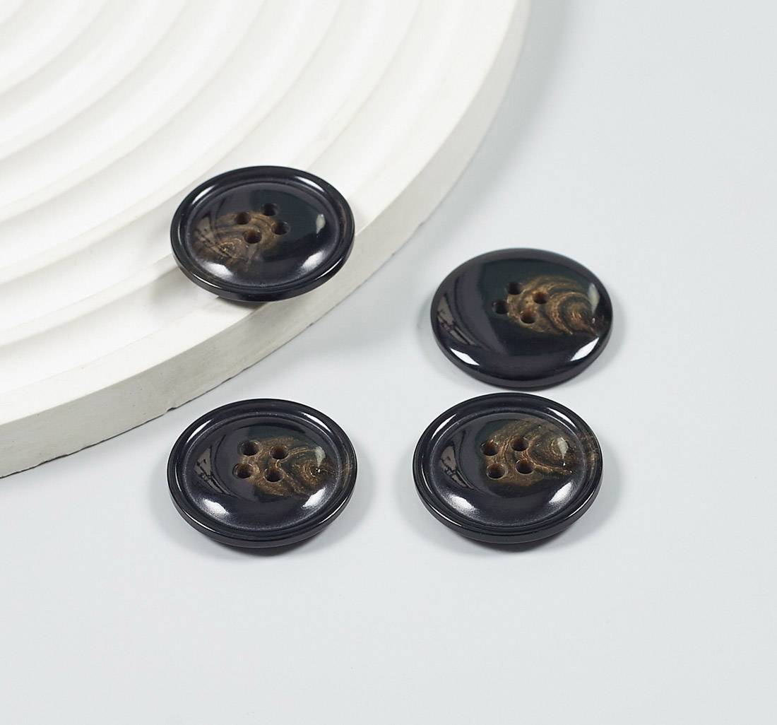 Пуговица из карбамидной смолы на 4 прокола, блестящая, имитация натурального рога. Цвет темно-коричневый в наличии