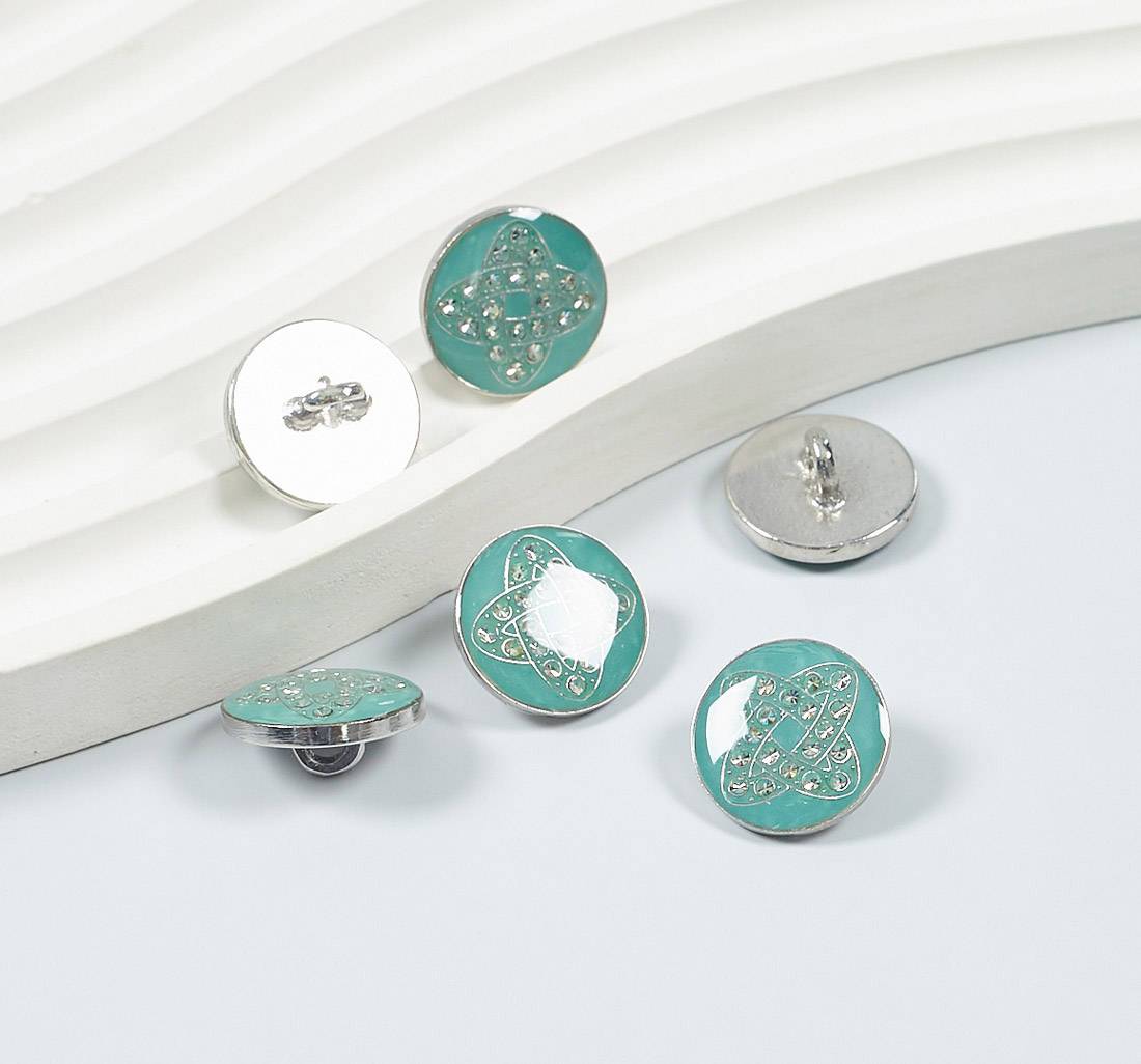 Пуговица серебристая из металла круглая на ножке со стразами Swarovski со светло-бирюзовым покрытием из эмали в наличии