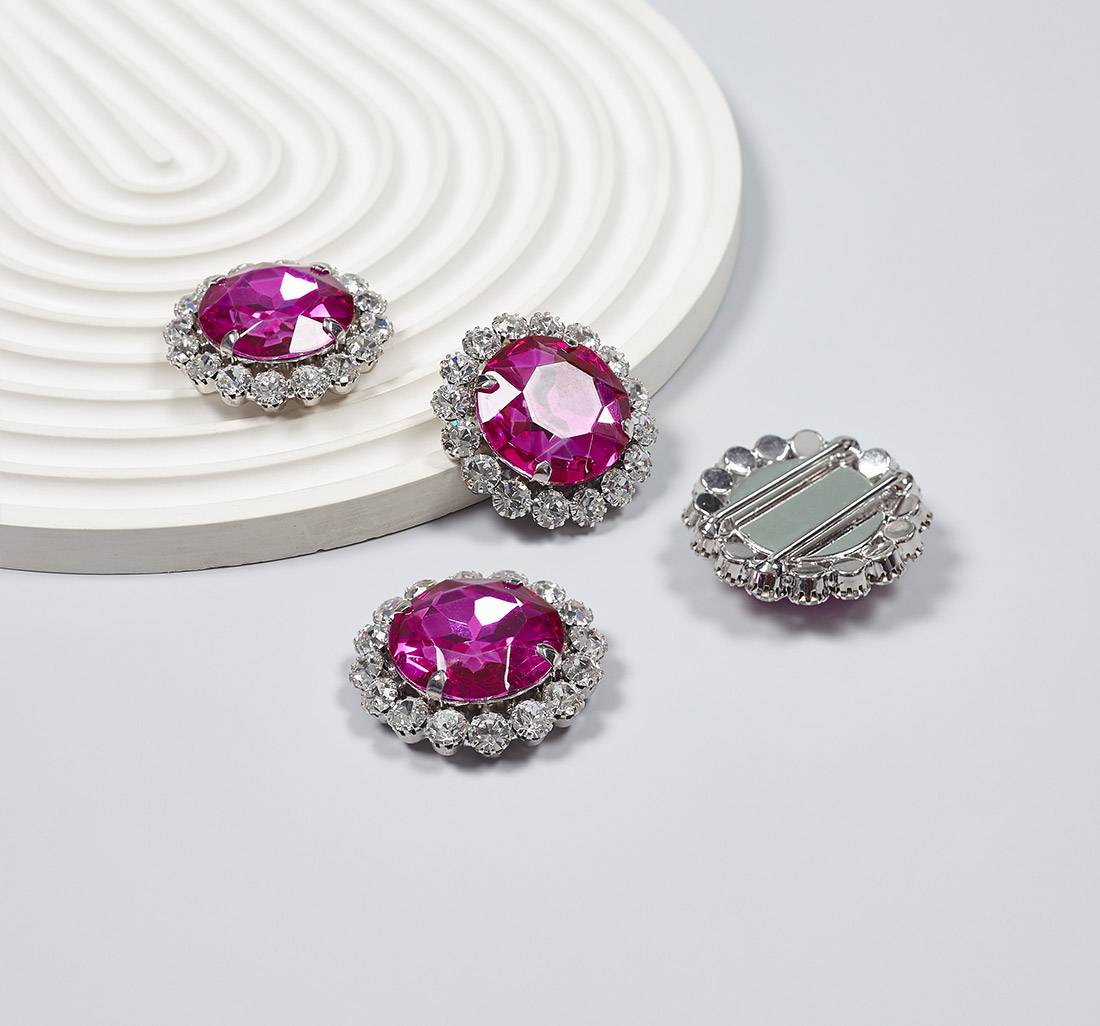 Пряжка-слайдер металлическая, декорированная кристаллами Swarovski. Цвет серебристый, фуксия, прозрачный в наличии