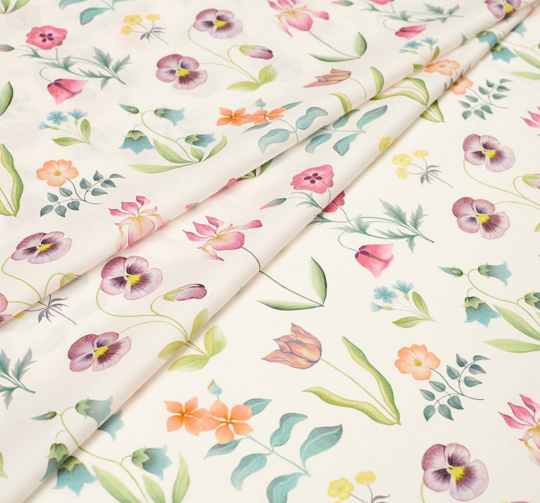 Хлопок Tana Lawn™ от Liberty. Принт "Floral Majesty" (Цветочное величество) нанесен на молочный фон в наличии