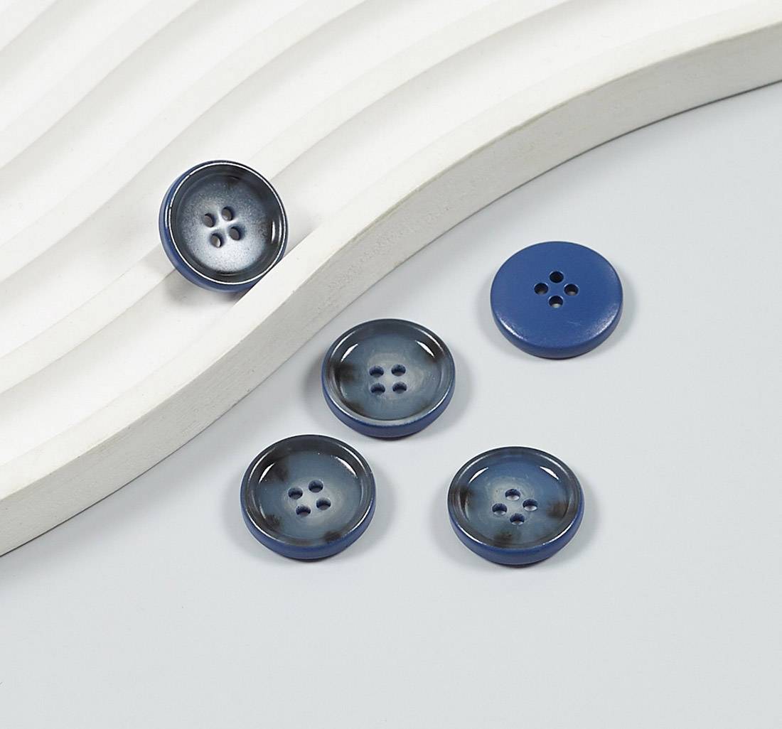 Пуговица пластмассовая на 4 прокола. Имитация натурального рога буйвола. Цвет синий в наличии