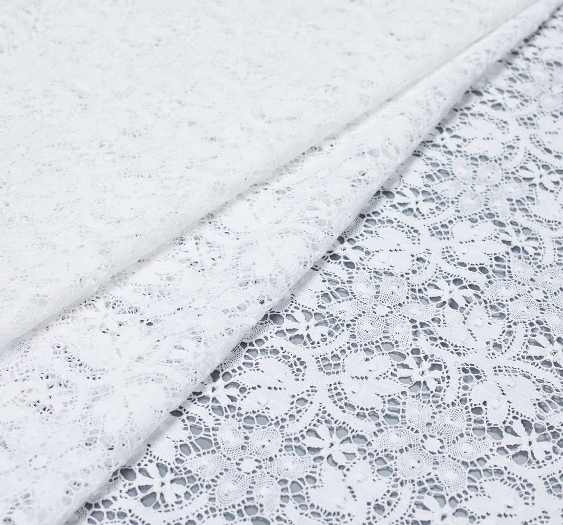 Кружево из хлопка. Растительный узор (стилизованные цветы, ветви, листья). Имитация коклюшечных кружев. Цвет белый в наличии