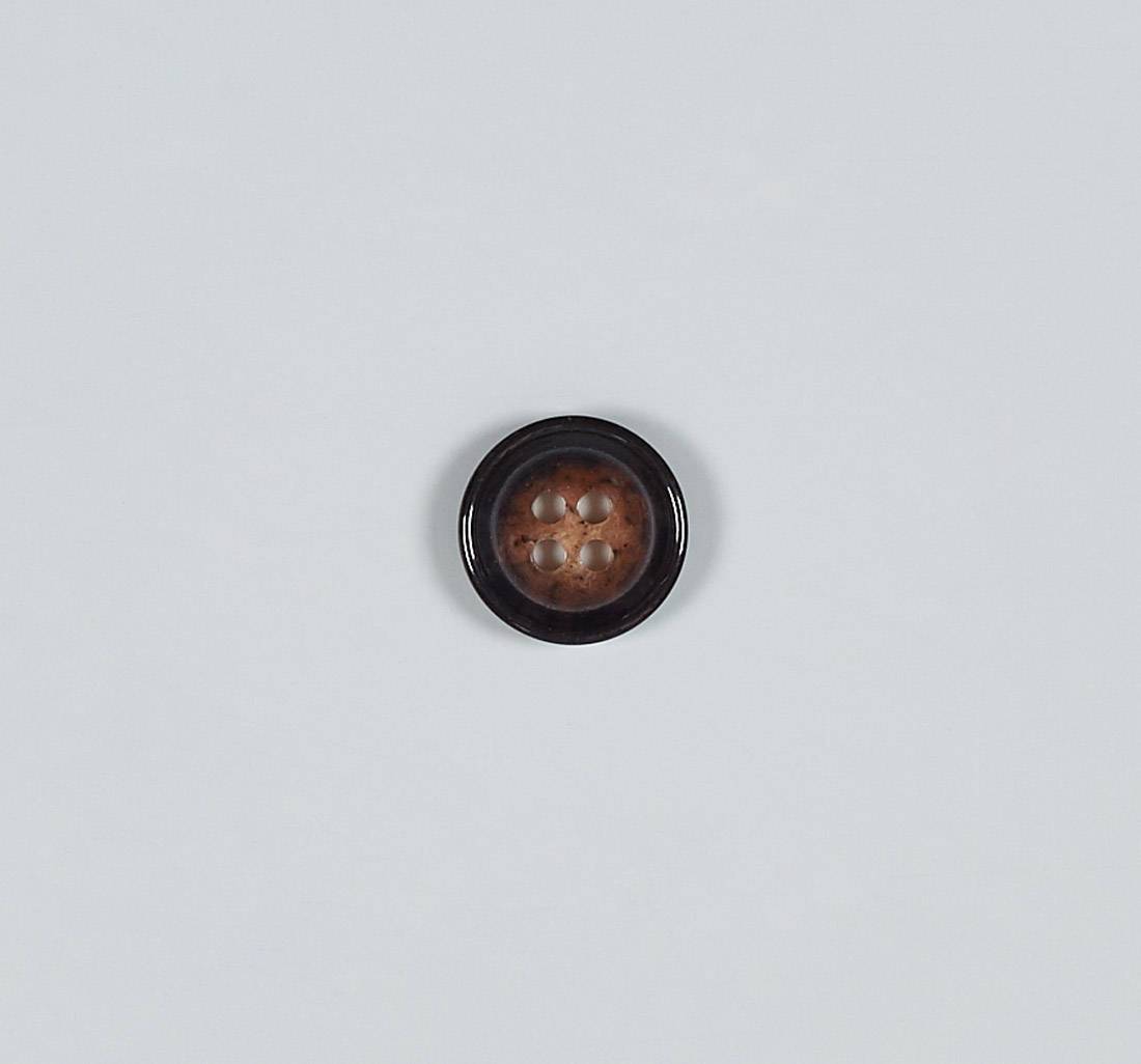 Пуговица из карбамидной смолы на 4 прокола, блестящая, имитация натурального рога. Цвет темно-коричневый в наличии