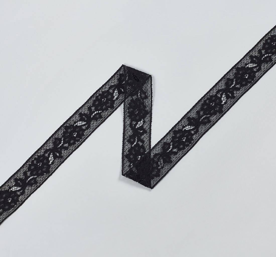 Черная тесьма кружевная кордовая из хлопка с распустившимися цветами и пышными листьями в наличии