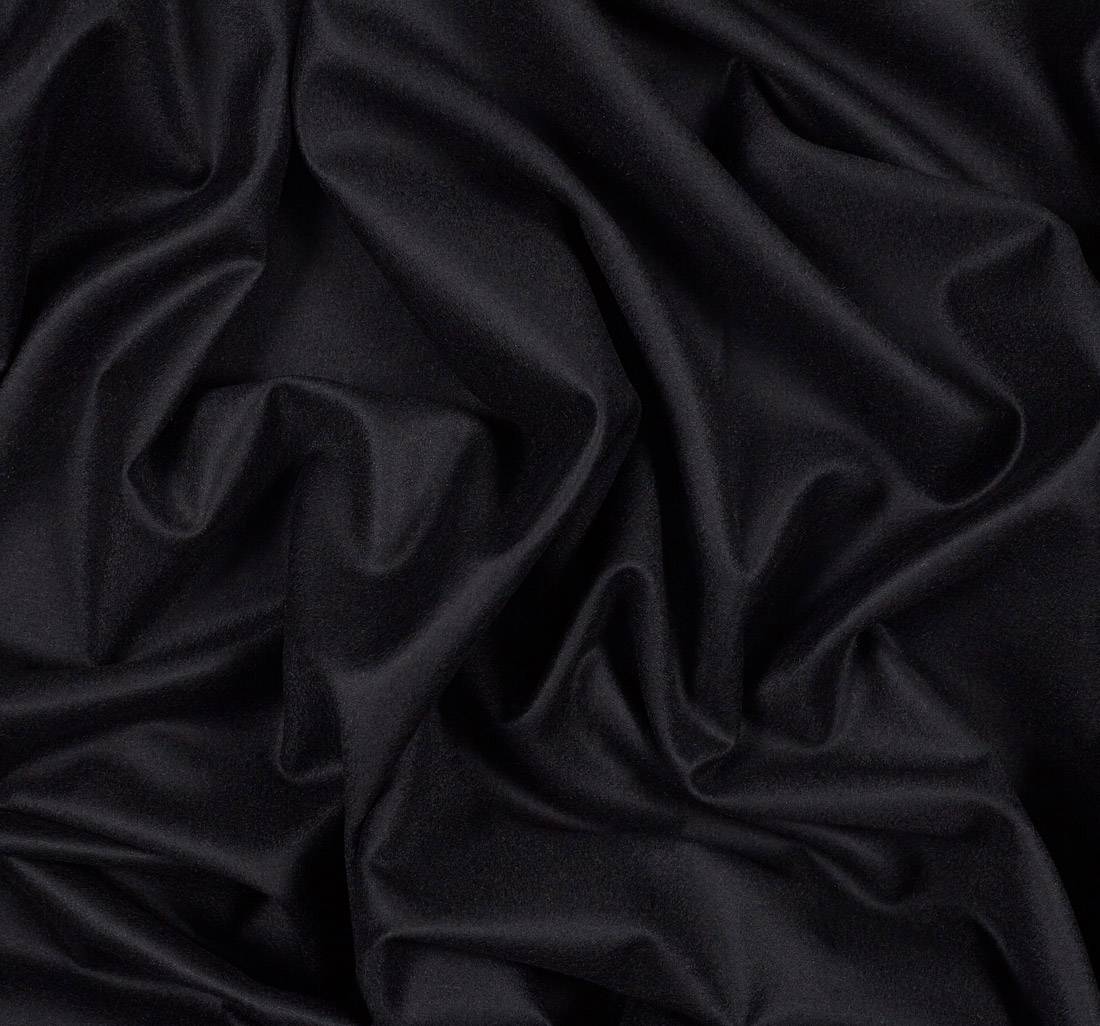 Ткань костюмная из шерсти с добавлением кашемира от Loro Piana. Цвет черный в наличии