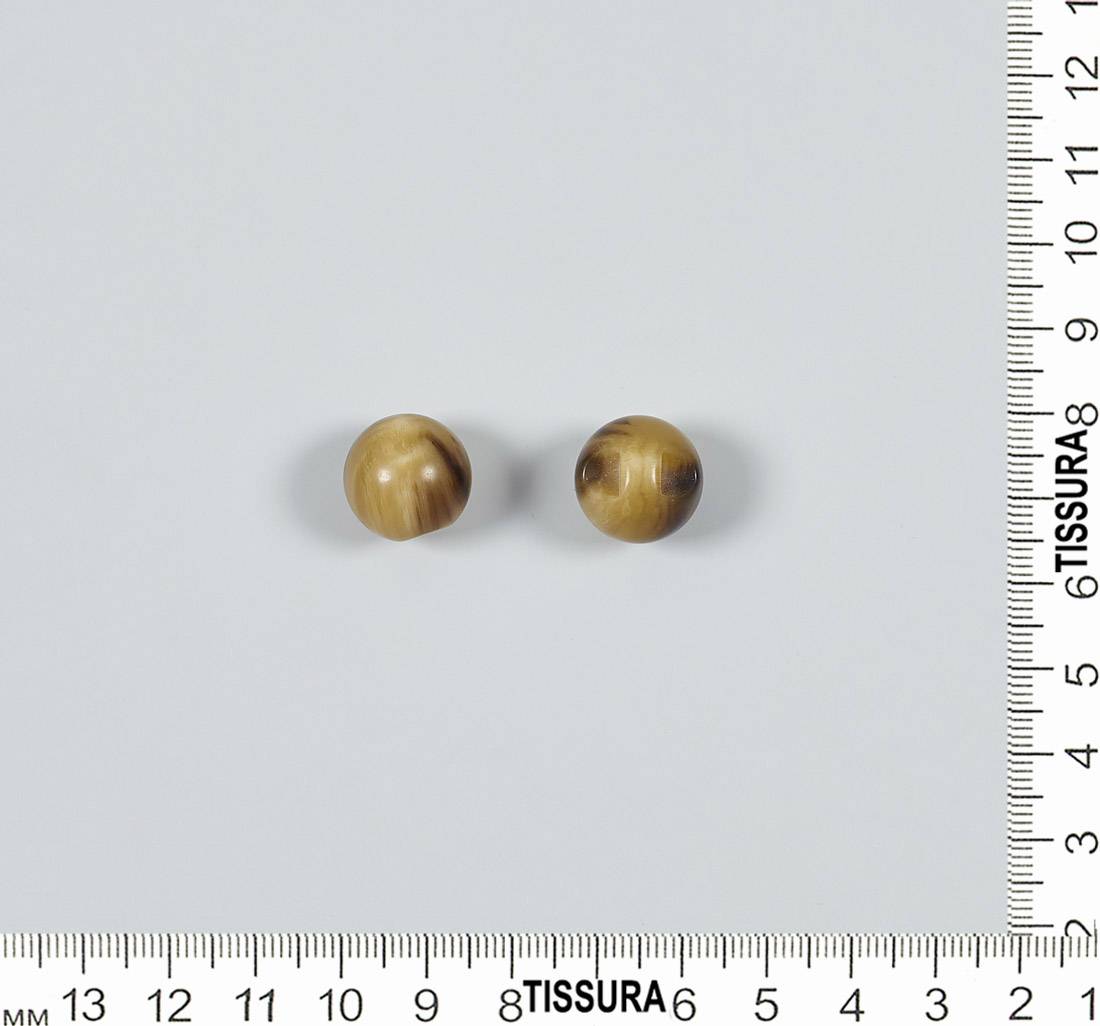 Пуговица пластмассовая, блестящая,  шар с ушком, имитация натурального рога. Цвет светло-коричневый в наличии