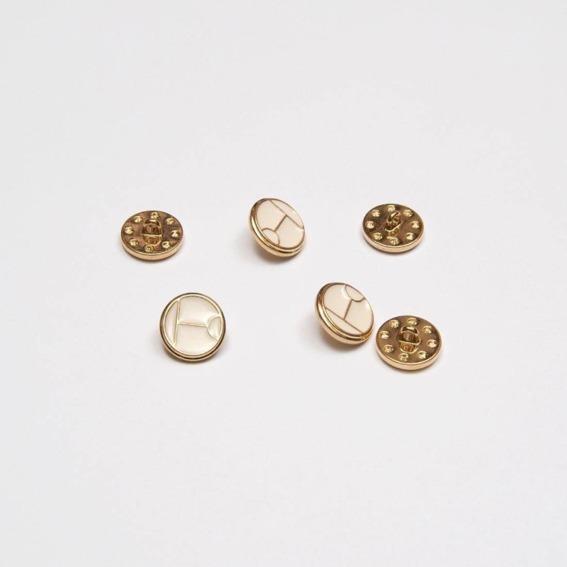 Пуговица металлическая с эмалевым покрытием. Цвет золото/белый. Декор в стиле Хорсбит от Гуччи (Horsebit by Gucci) в наличии