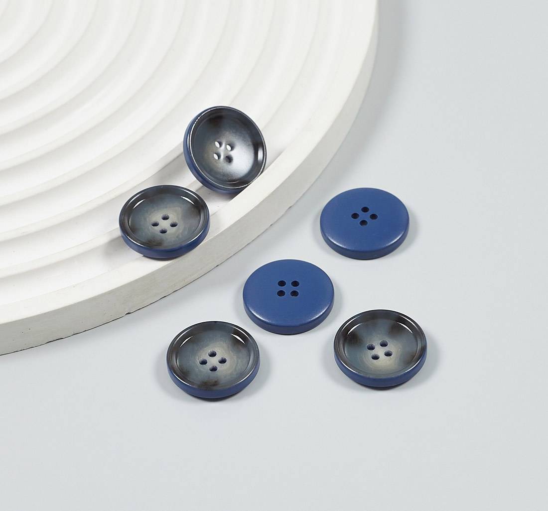 Пуговица пластмассовая на 4 прокола. Имитация натурального рога буйвола. Цвет синий в наличии