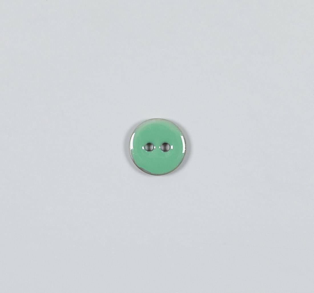 Пуговица перламутровая, на 2 прокола. Эмалевое покрытие. Цвет бирюзовый в наличии