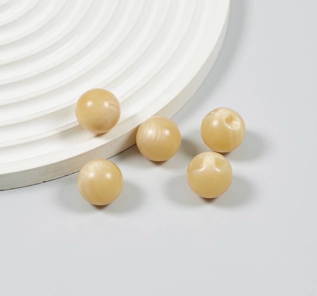 Пуговица пластмассовая, блестящая, шар с ушком, имитация натурального рога. Цвет бежевый в наличии