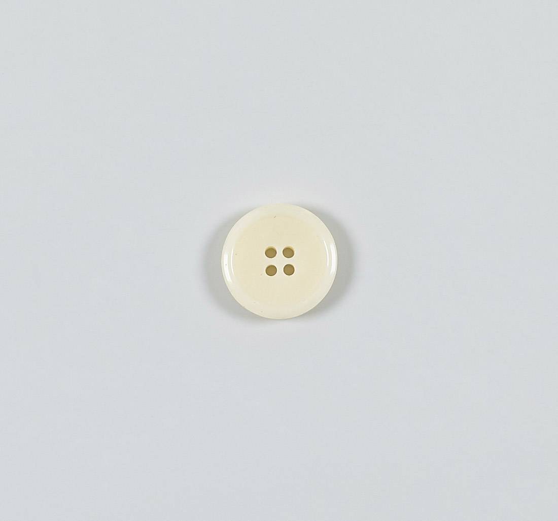 Пуговица на 4 прокола, костяная, блестящая. Цвет "слоновая кость" в наличии