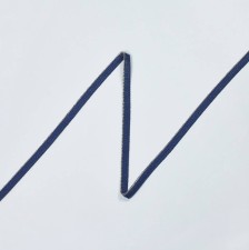 Кант из металлической цепочки оттенка "черный никель" плетения "перлина" на темно-синей основе из хлопка в наличии