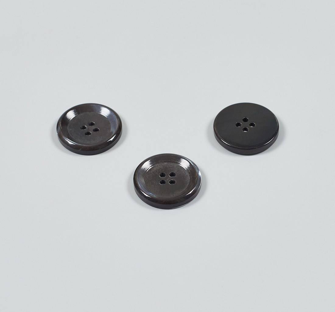 Пуговица перламутровая (трокас) на 4 прокола. Цвет темно-серый в наличии