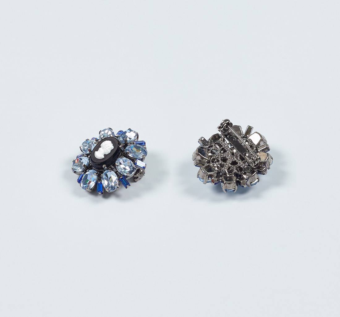 Брошь-камея со стразами Swarovski в наличии