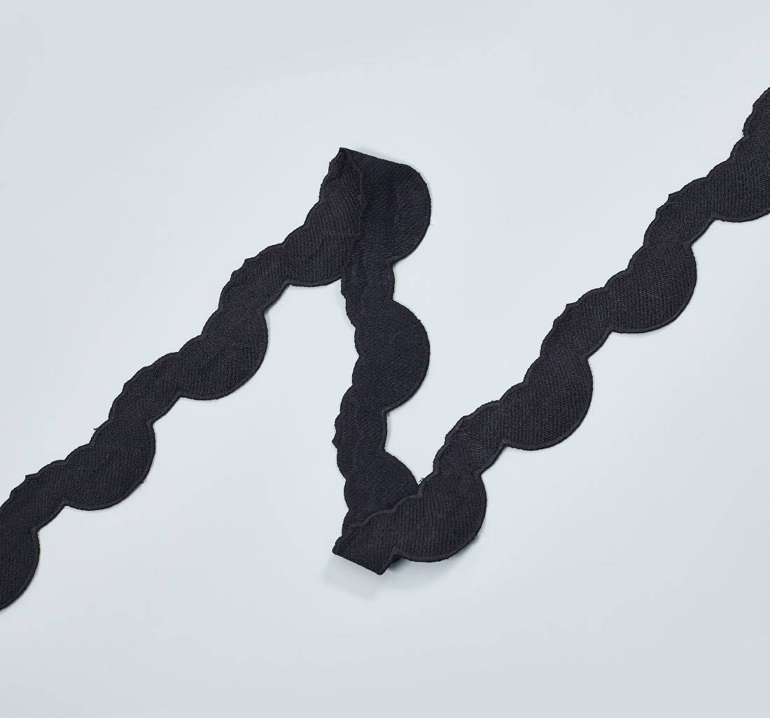 Тесьма черная фигурная, вышитая, в виде крупных и мелких фестонов в наличии