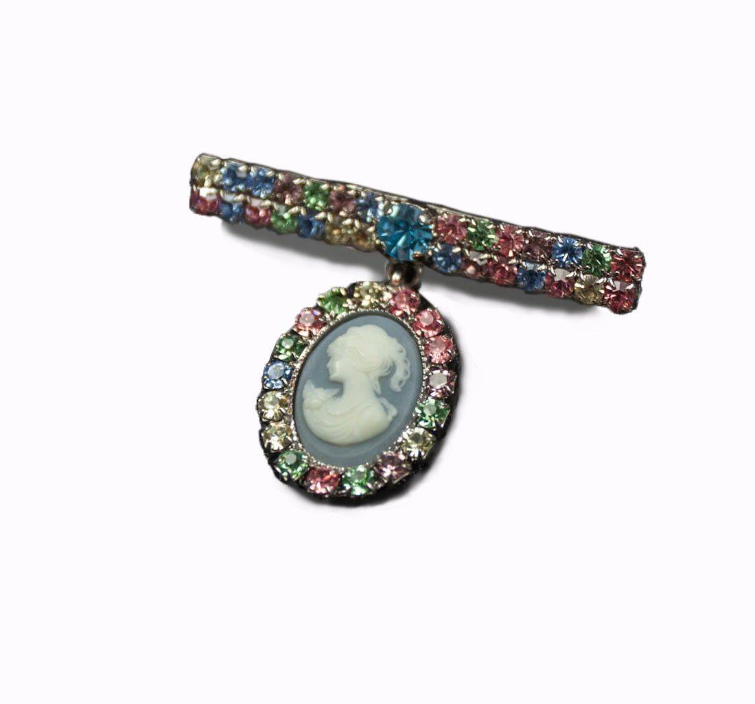 Брошь в наличии