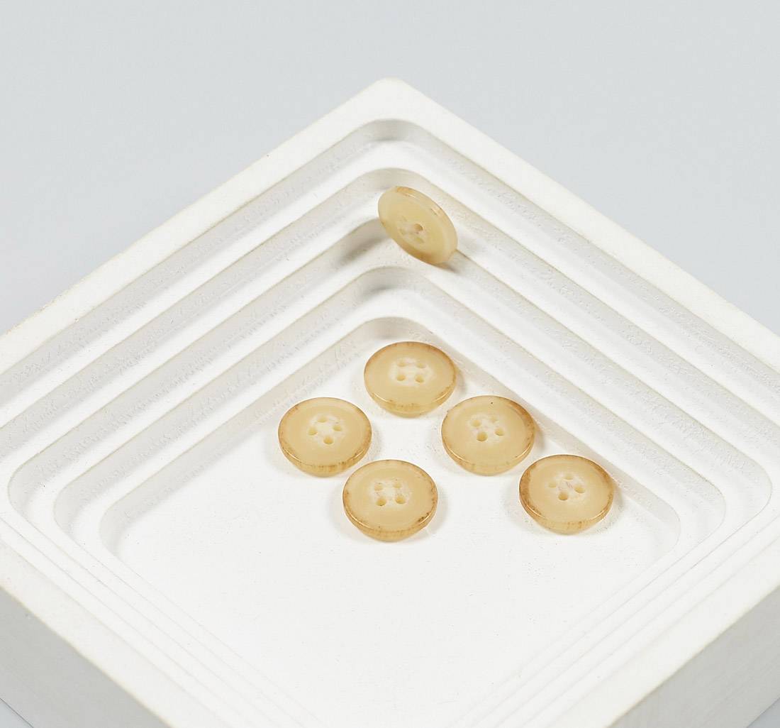 Пуговица из карбамидной смолы на 4 прокола, матовая, имитация натурального рога. Цвет бежевый в наличии