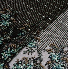 Кружево черное шантильи, декорированное вдоль одного из краев цветочным орнаментом из пайеток в наличии