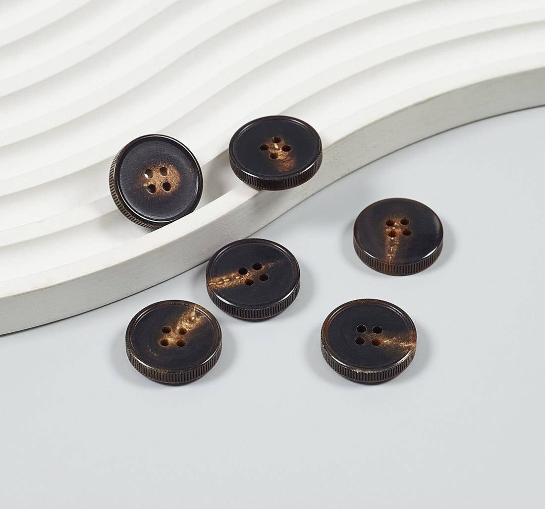 Пуговица на 4 прокола из натурального рога, блестящая, рифленый гурт. Цвет темно-коричневый в наличии