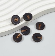 Пуговица на 4 прокола из натурального рога, блестящая, рифленый гурт. Цвет темно-коричневый в наличии