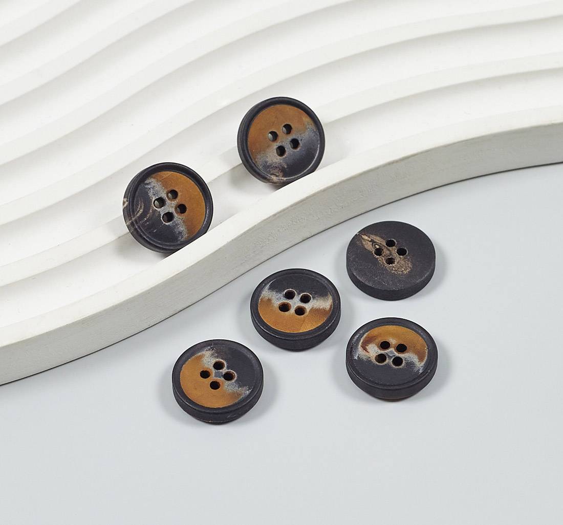 Пуговица на 4 прокола из натурального рога, матовая, наполовину — коричневая, наполовину — темно-серая в наличии