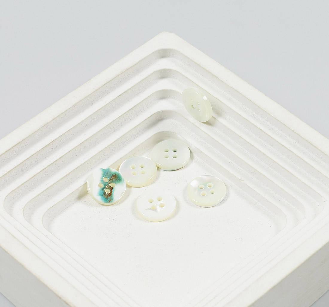 Пуговица перламутровая, блестящая на 4 прокола. Цвет белый в наличии