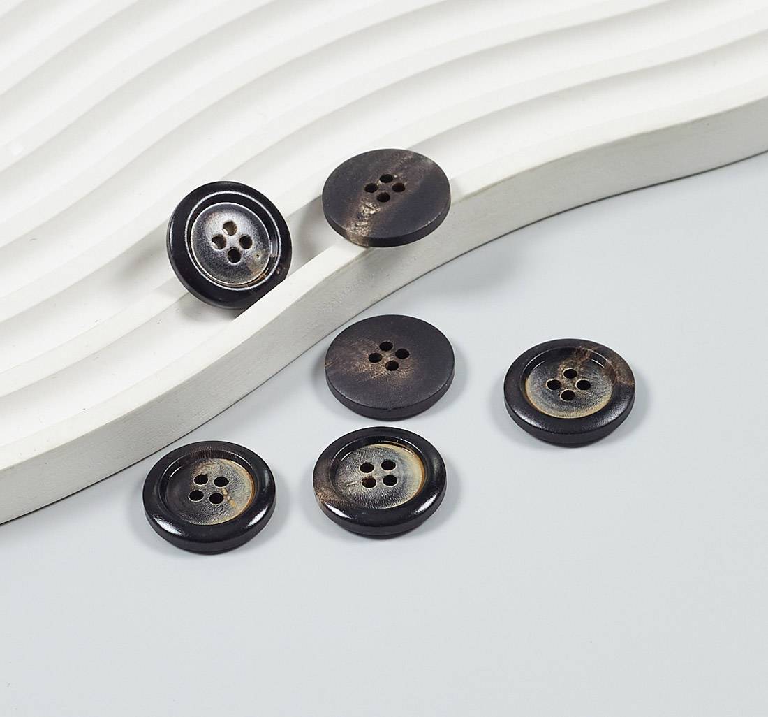 Пуговица на 4 прокола из натурального рога, глянцевая. Цвет коричневый в наличии