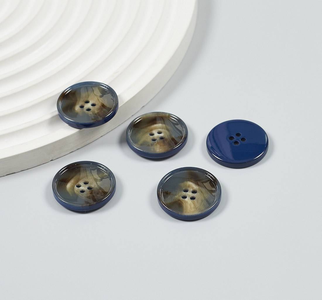 Пуговица пластмассовая на 4 прокола, блестящая. Имитация натурального рога. Цвет серо-синий в наличии