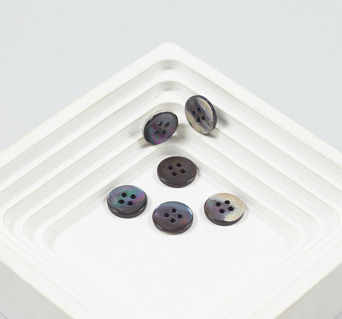 Пуговица перламутровая, на 4 прокола. Цвет темно-серый в наличии