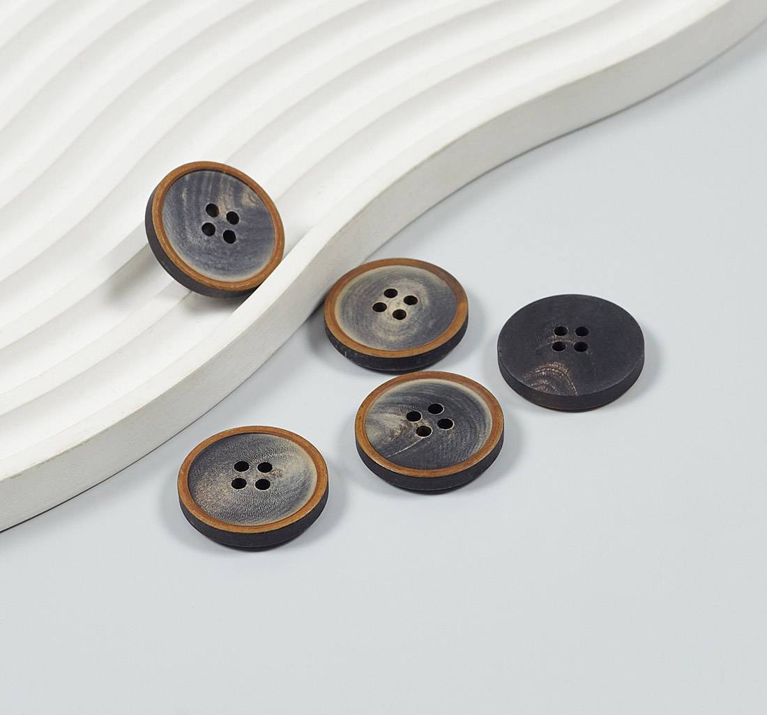Пуговица серо-графитовая с коричневым ободком на 4 прокола из натурального рога, матовая в наличии