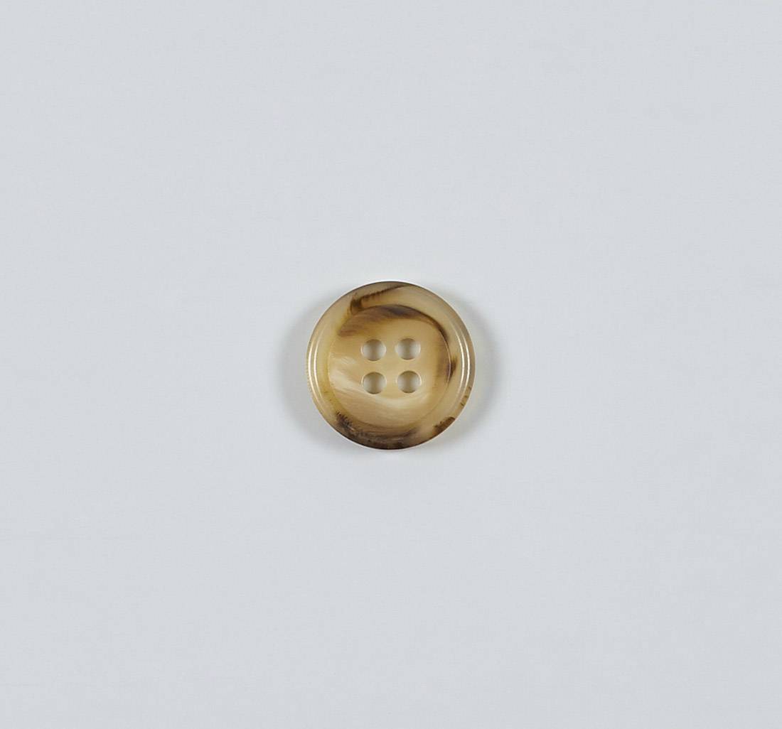 Пуговица пластмассовая на 4 прокола. Имитация натурального рога. Цвет светло-коричневый в наличии