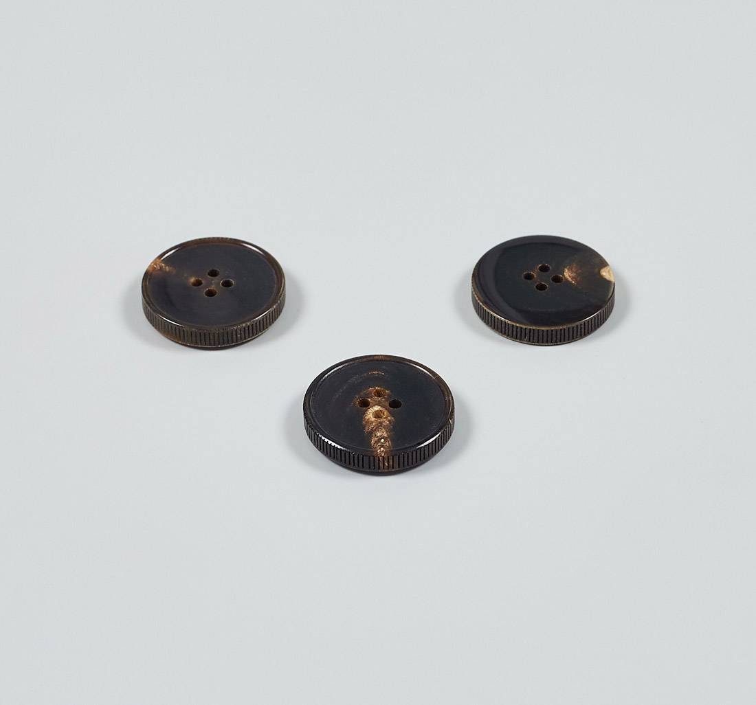 Пуговица на 4 прокола из натурального рога, блестящая, рифленый гурт. Цвет темно-коричневый в наличии