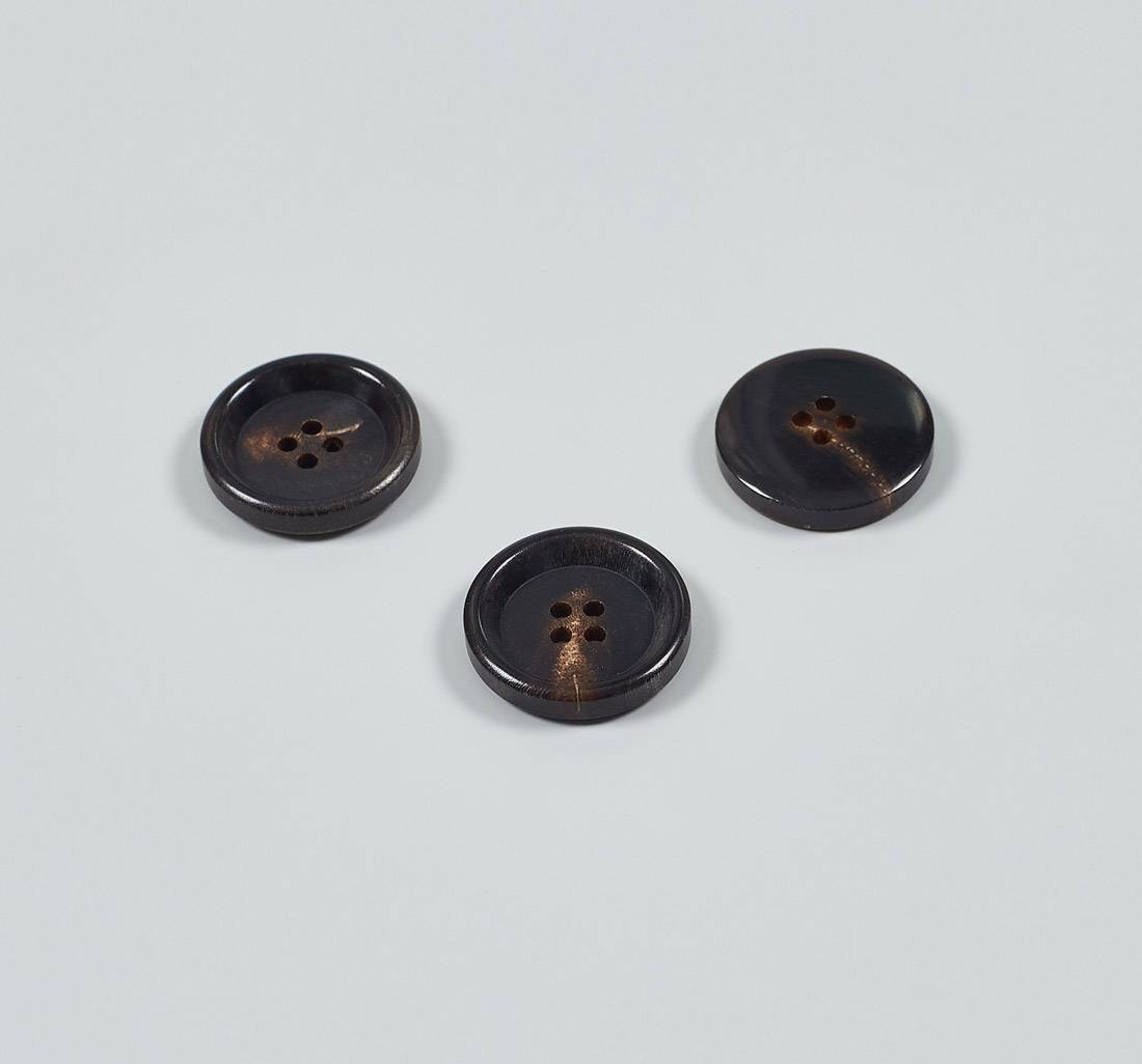 Пуговица из натурального рога, глянцевая. Цвет темно-коричневый в наличии