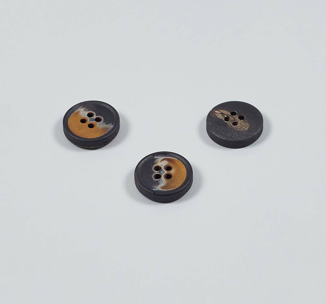 Пуговица на 4 прокола из натурального рога, матовая, наполовину — коричневая, наполовину — темно-серая в наличии