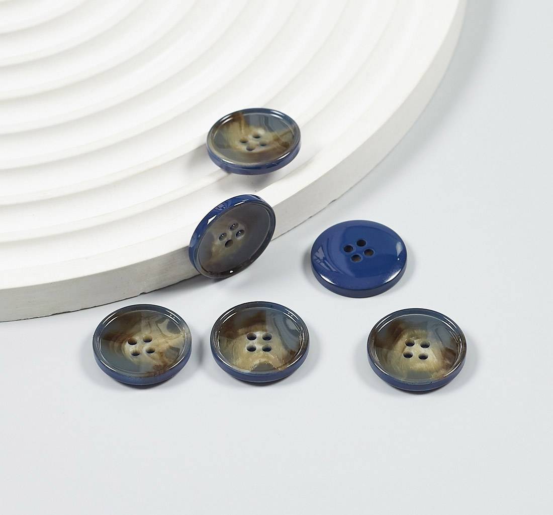 Пуговица пластмассовая на 4 прокола, блестящая. Имитация натурального рога. Цвет серо-синий в наличии