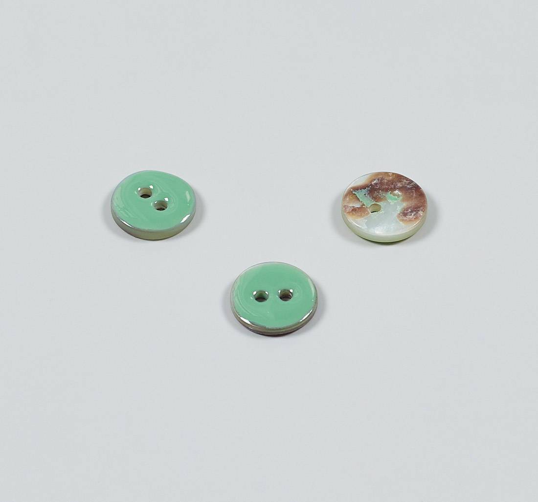 Пуговица перламутровая, на 2 прокола. Эмалевое покрытие. Цвет бирюзовый в наличии