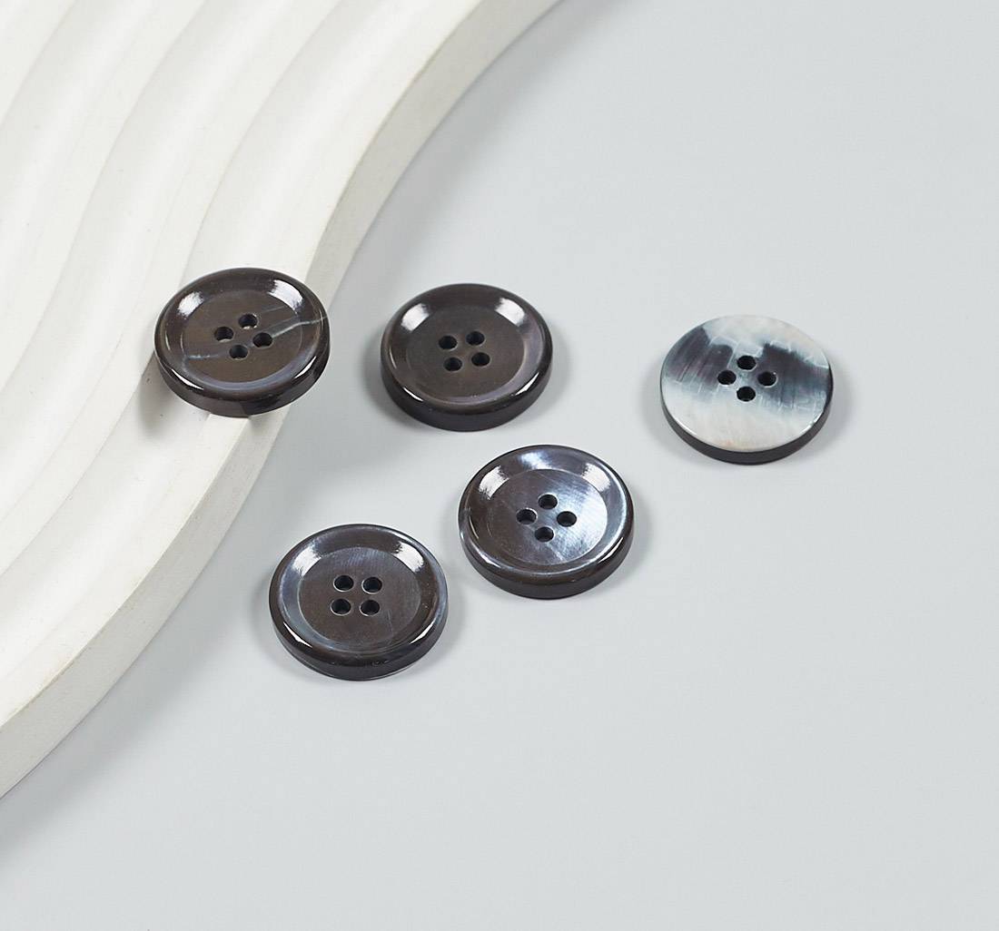 Пуговица перламутровая (трокас) на 4 прокола. Цвет темно-серый в наличии