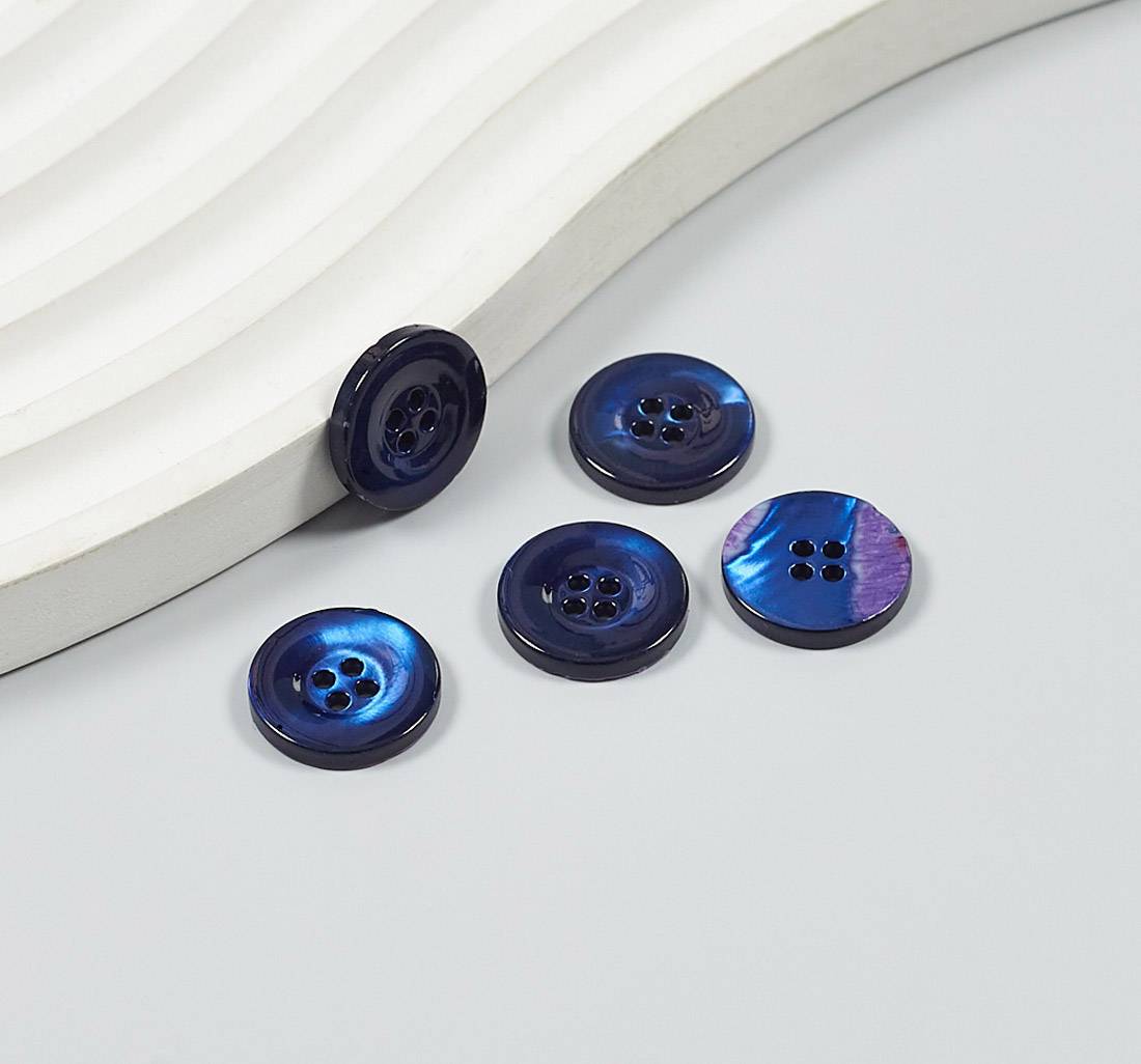 Пуговица перламутровая (трокас) на 4 прокола. Цвет темно-синий в наличии