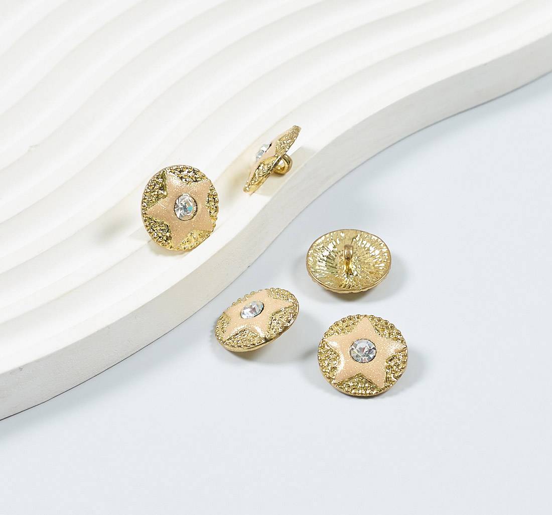 Пуговица металлическая на ножке, декорированная эмалью и кристаллами Swarovski. Цвет золото/розовый. в наличии