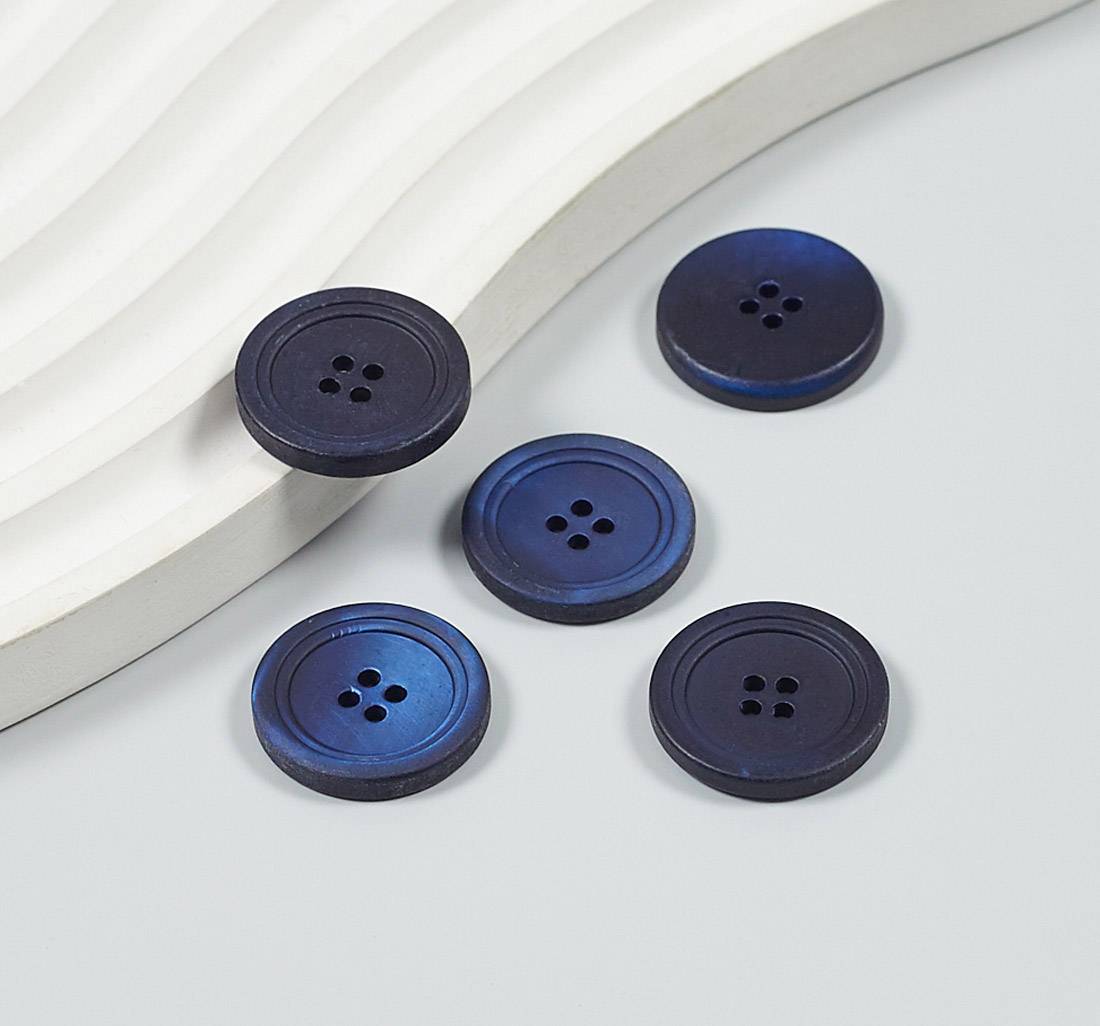 Пуговица перламутровая (трокас) на 4 прокола, матовая. Цвет темно-синий в наличии