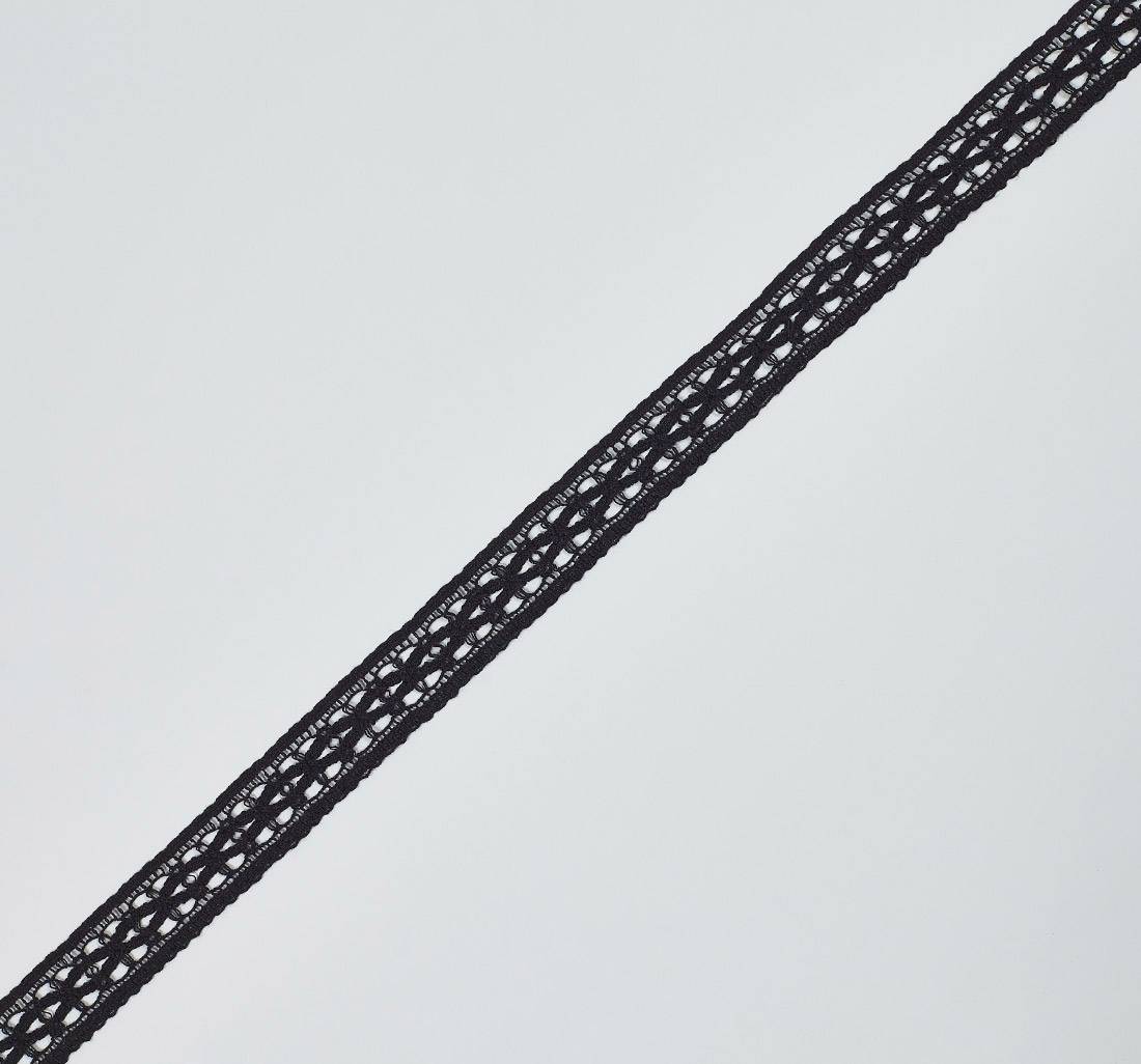 Тесьма кружевная из хлопка. Геометрический узор — крестообразные элементы. Цвет черный в наличии